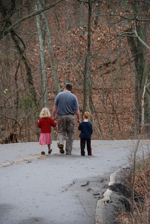 wp-content/uploads/sites/13/2012/11/Father-and-children-on-a-walk.jpg